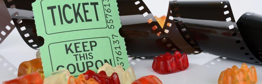 bonbons et billet de cinéma