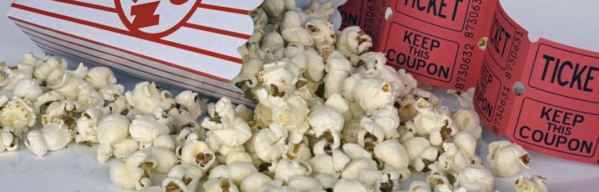 popcorn et ticket de cinema