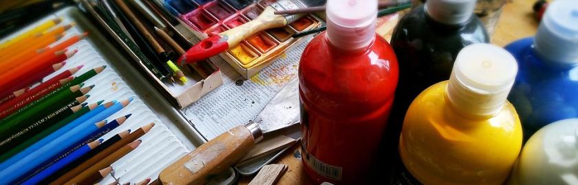 des crayon, des pinceaux et des tubes de couleurs