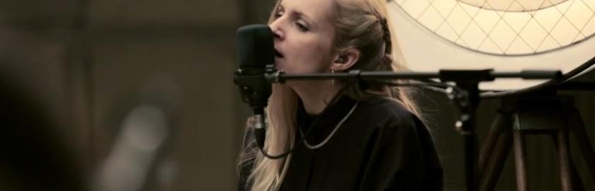 une pianiste au micro