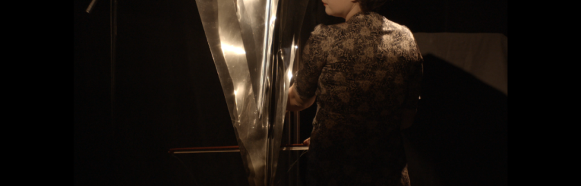 femme pianiste de dos