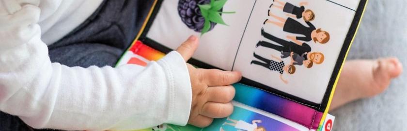 bébé avec un livre en tissu