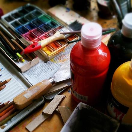 des crayon, des pinceaux et des tubes de couleurs
