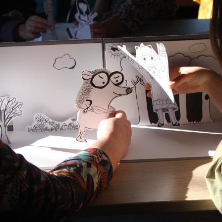 théâtre en papier avec personnages