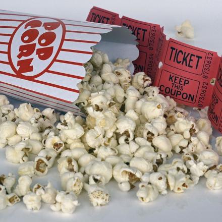 popcorn et ticket de cinéma