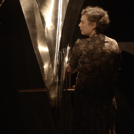 femme pianiste de dos