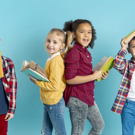 enfants souriant avec les livres