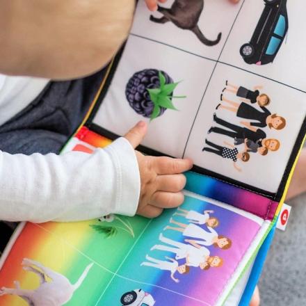 bébé avec un livre en tissu