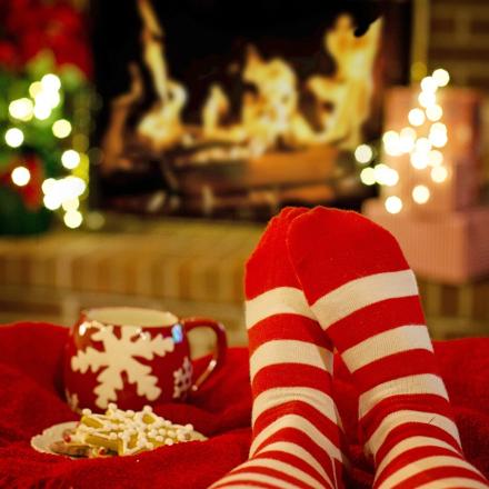chaussettes de noel devant la cheminée